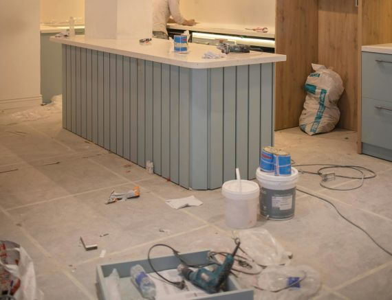 Rekonstrukce panelákové kuchyně i kuchyně v domě